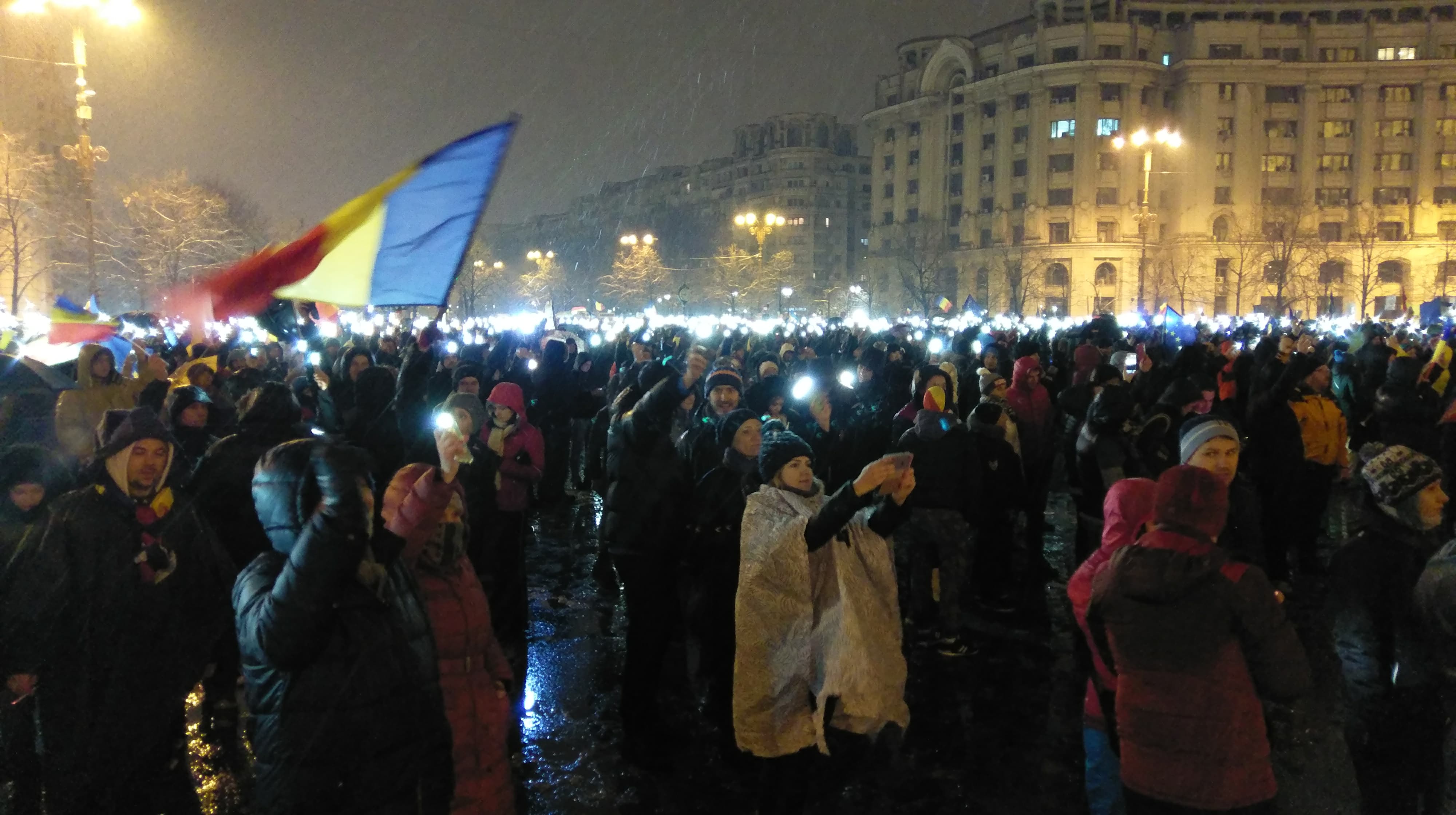 ianuarie-aprins-luminitele